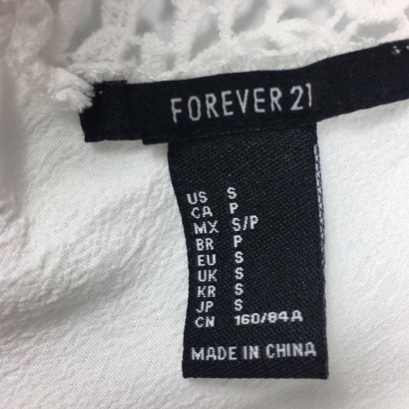 Adorable white top with detail - Picture 3 of 3